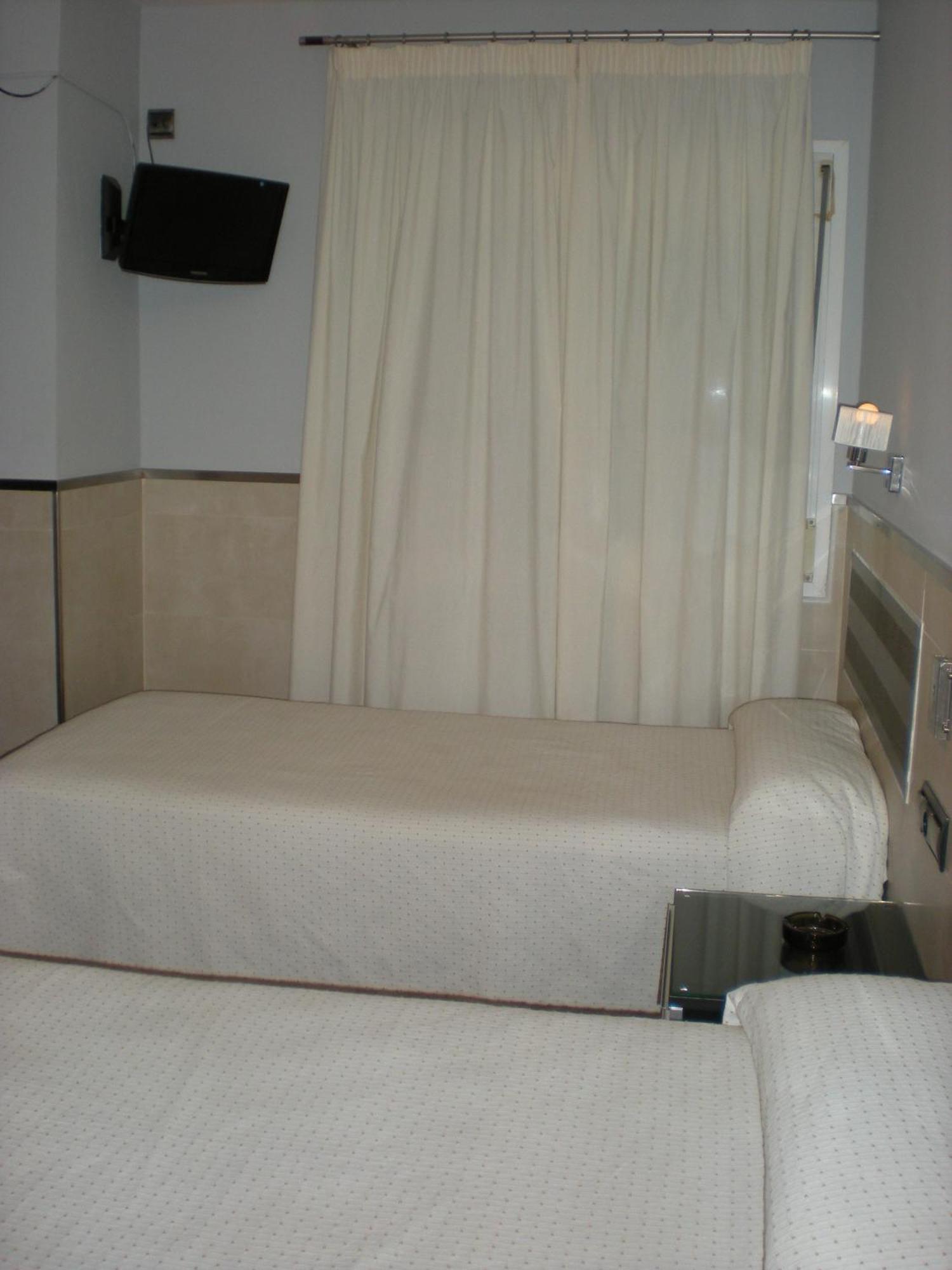 Hostal La Hispanidad Malaga Exterior photo